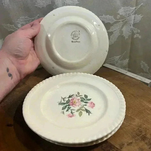 Vintage Sovereign Potters Set of 4 “Wild  Rose” Plates - Picture 5 of 5